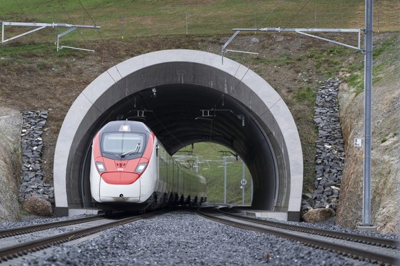 Ein Zug faehrt aus dem neuen doppelspurigen Bueel Tunnel, am Sonntag, 13. Dezember 2020, in Walchwil. (KEYSTONE/Gaetan Bally)