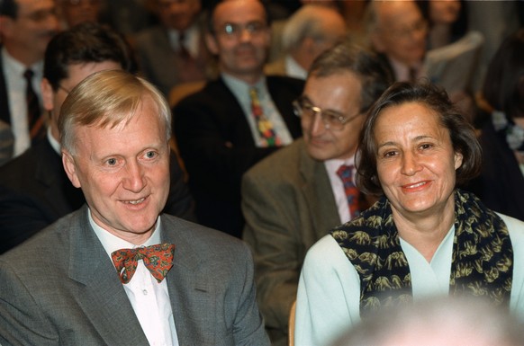 SBG-Aktionaer Martin Ebner verfolgt mit seiner Frau Rosemarie im April 1996 im Hallenstadion von Zuerich die Generalversammlung der Schweizerischen Bankgesellschaft. (KEYSTONE/Str)