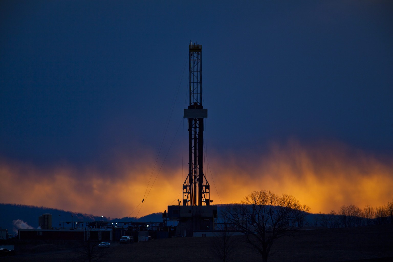 epa03163528 (20/20) A hydraulic fracturing drill rig is silhouetted at dusk near Tunkhannock, Pennsylvania, USA, 09 March 2012. The controversial drilling practice, also known as fracking, requires in ...