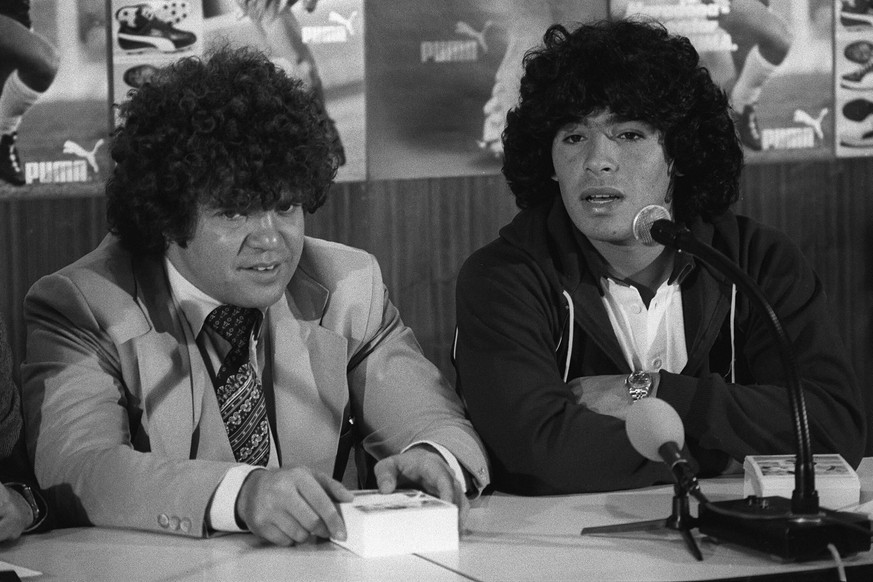 Bildnummer: 01316480 Datum: 01.03.1981 Copyright: imago/Sven Simon
Diego Armando Maradona (re.) mit seinem Berater und Manager Jorge Cyterszpiler (beide Argentinien) während einer Pressekonferenz; Vne ...