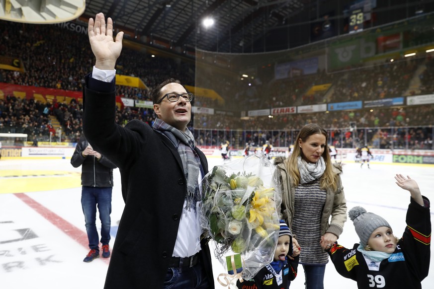 Der ehemalige SCB-Torhueter Marco Buehrer verabschiedet sich mit seiner Familie vom Berner Publikum, vor dem Eishockey Meisterschaftsspiel der National League A zwischen dem SC Bern und dem EHC Kloten ...