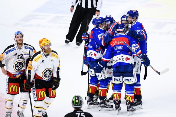 Das Team der ZSC Lion&#039;s jubelt nach dem 4:1 beim Eishockeyspiel der National League ZSC Lions gegen den HC Lugano im Hallenstadion in Zuerich, aufgenommen am Dienstag, 20. September 2016. (KEYSTO ...