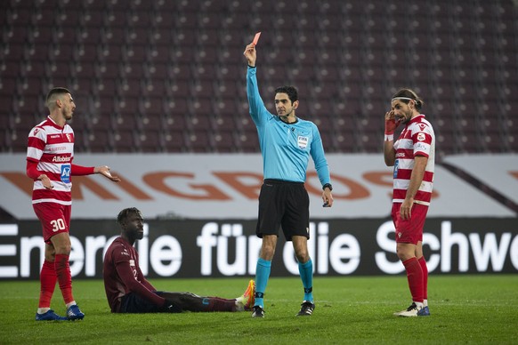 The referee Adrien Jaccottet shows a red card to Sion�s defender Birama Ndoye (not pictured) past Sion�s defender Ayoub Abdellaoui, left, Servette&#039;s forward Grejohn Kyei, 2nd left, and Sion�s def ...