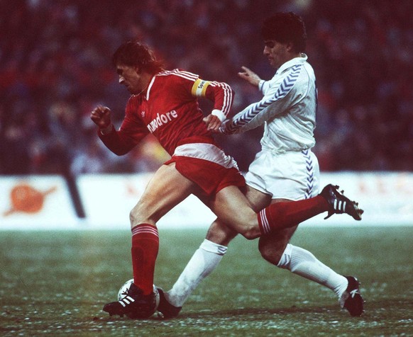 MUNICH, GERMANY - MARCH 02: EUROPAPOKAL DER LANDESMEISTER 87/88 FC BAYERN MUENCHEN - REAL MADRID 3:2; Klaus AUGENTHALER/MUENCHEN, MICHEL/MADRID (Photo by Bongarts/Getty Images)
