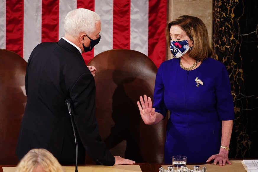 epaselect epa08923095 Speaker of the House Nancy Pelosi (R) and Vice President Mike Pence (L) convene a joint session of Congress to certify Joe Biden as the next US president in the US capitol in Was ...