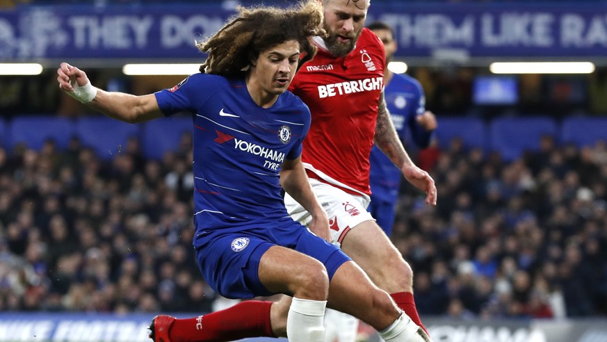 Nottingham Forest&#039;s Daryl Murphy vies for the ball with Chelsea&#039;s Ethan Ampadu, left, during the English FA Cup third round soccer match between Chelsea and Nottingham Forest at Stamford Bri ...