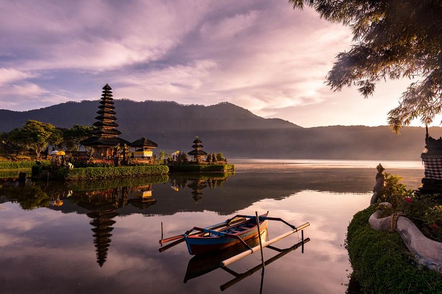 Der Bratansee auf der indonesischen Insel Bali. Hier zu sehen ist der berühmte Tempel Pura Ulun Danu Bratan.