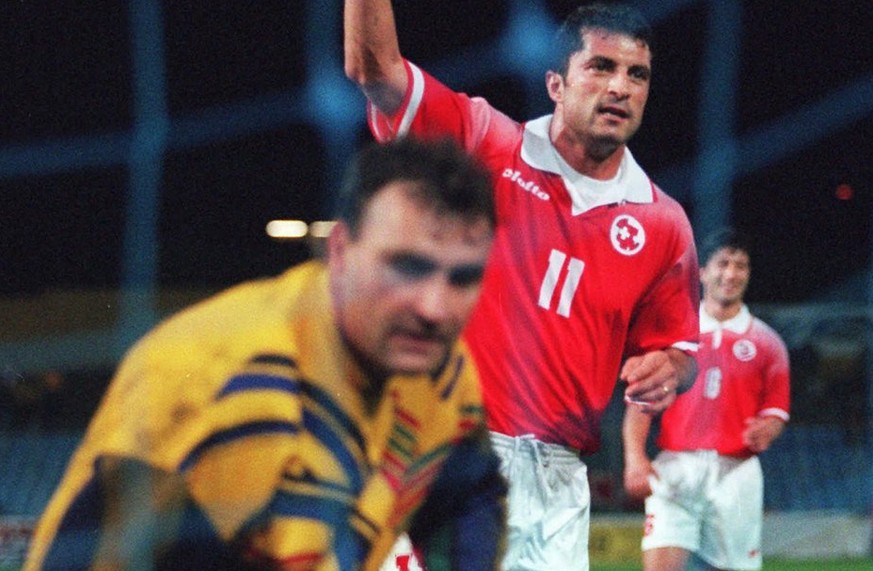 Der Schweizer Internationale Kubilay Tuerkyilmaz (Mitte) jubelt, nachdem er im WM-Qualifikationsspiel Schweiz gegen Aserbaidschan am 10. November 1997 im Zuercher Hardturm-Stadion einen Penalty verwer ...