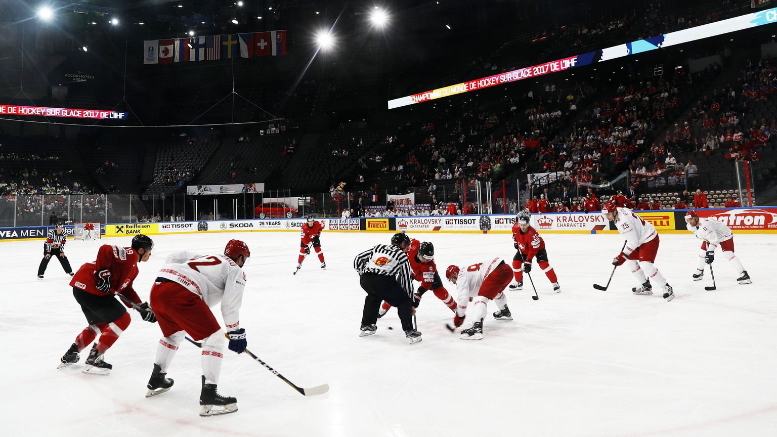 epa05955104 Players in a face-off during IIHF Ice Hockey World Championship 2017 group B preliminary round game between Switzerland and Belarus, in Paris, France, 10 May 2017. EPA/ETIENNE LAURENT