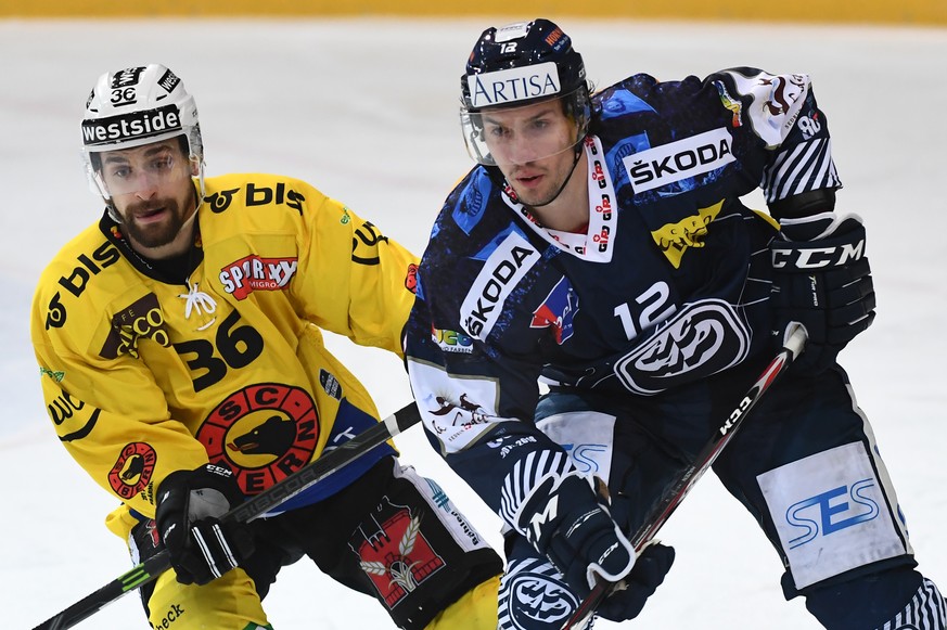 Bern&#039;s player Mark Arcobello, left, fights for the puck with Ambri&#039;s player Jonathan Hazen, right, during the preliminary round game of National League Swiss Championship between HC Ambri Pi ...