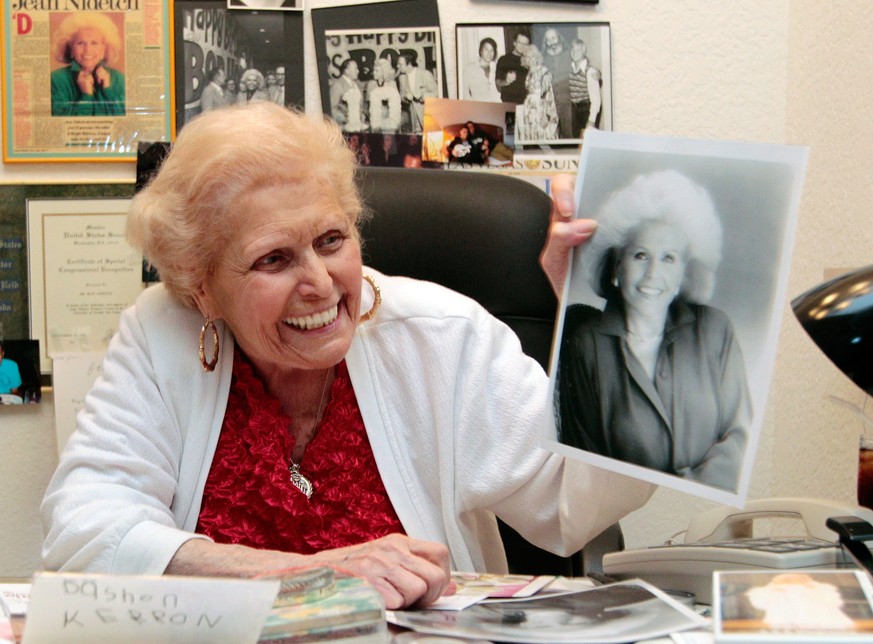 Jean Nidetch mit einem Foto von ihr selber.