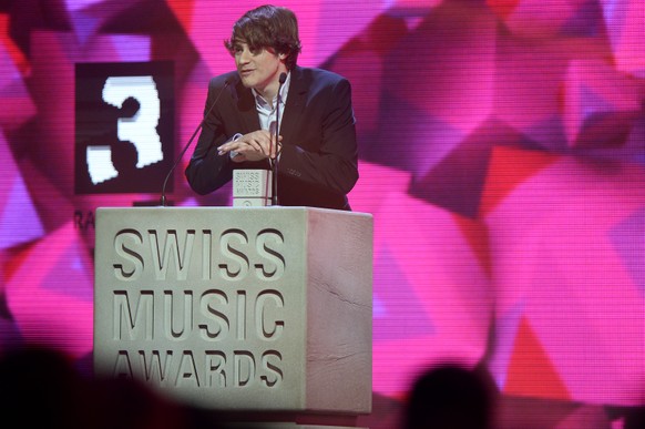 Damian Lynn gewinnt einen Award in der Kategorie Best Talent bei den Swiss Music Awards im Zuercher Hallenstadion am Freitag, 12. Februar 2016. (KEYSTONE/Walter Bieri)