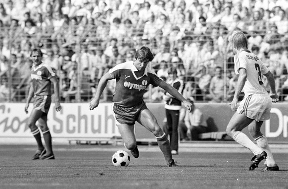 Bildnummer: 07717019 Datum: 04.09.1982 Copyright: imago/Ferdi Hartung
Uwe Reinders (SV Werder Bremen, Mitte) gegen Bernd F�rster (VfB Stuttgart), li. Jonny Otten (SV Werder Bremen); 513b Fussball Her ...