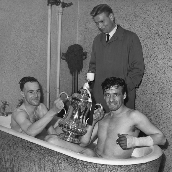 Bildnummer: 07683706 Datum: 07.05.1955 Copyright: imago/Colorsport
Ron Batty (right) and Ronnie Simpson in the bath with the trophy. Charlie Crowe (raincoat) missed the final through injury. FA Cup Fi ...