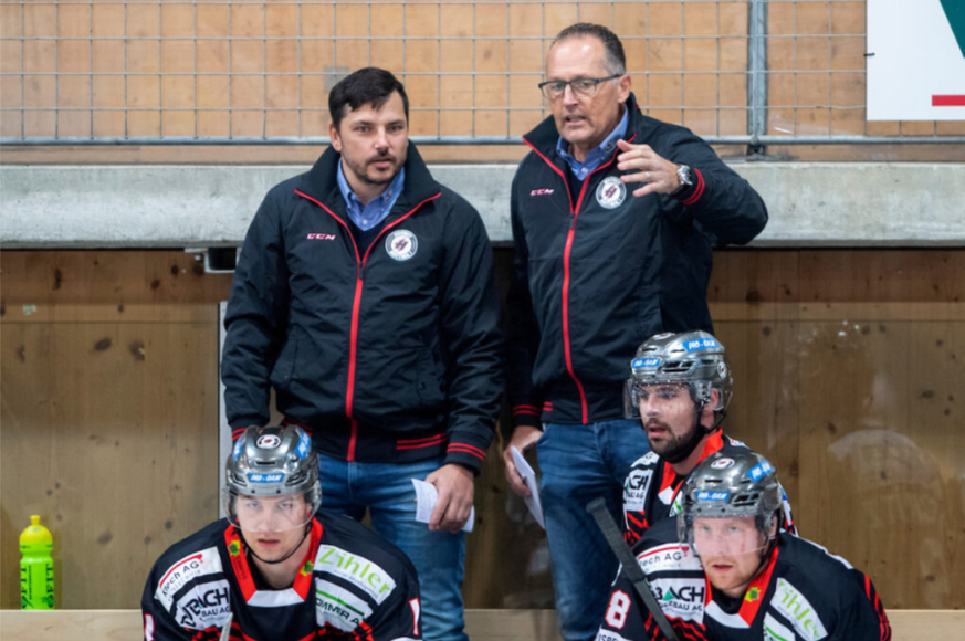 Andreas Beutler (hinten rechts) ist nicht mehr Trainer von Hockey Huttwil.