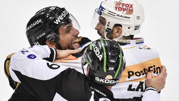 Berns Thomas Ruefenacht, links, streitet sich mit Luganos Maxim Lapierre im dritten Eishockey Playoff-Halbfinalspiel der National League A zwischen dem SC Bern und dem HC Lugano am Samstag, 25. Maerz  ...