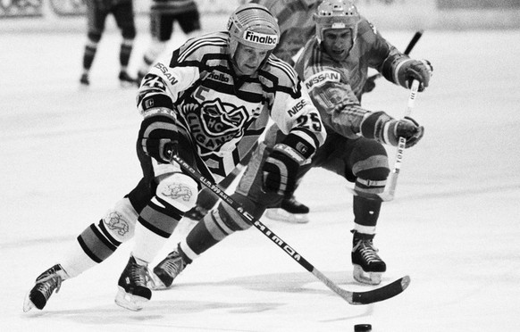 Der HC Lugano-Spieler Kenta Johansson, links, umspielt am 25. Maerz 1988 in einem Playoff-Spiel im Stadion La Resega in Lugano den HC Davos-Spieler Daniele Paganini, rechts. (KEYSTONE/Str)