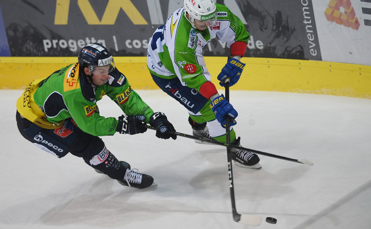 Ambri&#039;s player Dominic Zwerger, left, fights for the puck with Davos&#039;s player Otso Rantakari, right, during the preliminary round game of National League A (NLA) Swiss Championship 2019/20 b ...
