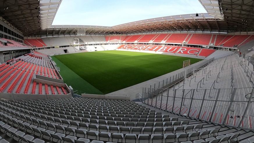 Das neue Stadion des SC Freiburg im Freiburger Wolfswinkel ist fast fertiggestellt. Ziel ist es, die neue Arena mit Beginn der Saison 2021/22 im Herbst 2021 in Betrieb zu nehmen - am rechten Bildrand  ...