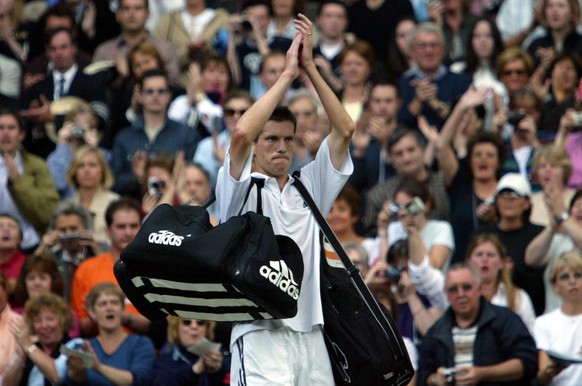 WIM46 - 20020705, WIMBLEDON, UNITED KINGDOM : Britain&#039;s Tim Henman waves to the crowd after loosing his semi final match against Australian Lleyton Hewitt at the Wimbledon Tennis Championships, 0 ...