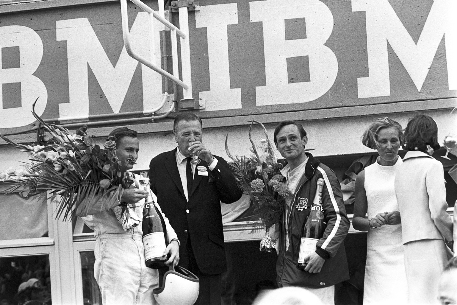 Bruce McLaren, Henry Ford II, Chris Amon, 24 Hours of Le Mans, Le Mans, 19 June 1966. (Photo by Bernard Cahier/Getty Images)