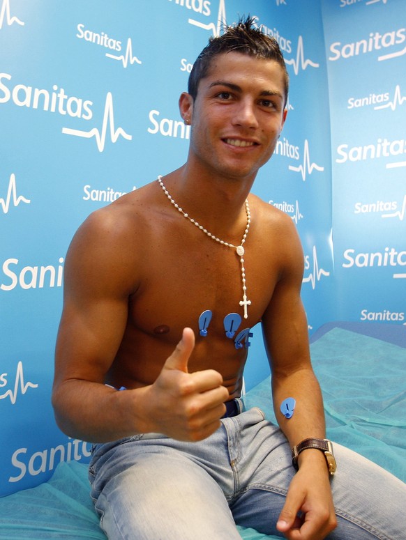 In this photo released by Real Madrid, Portuguese soccer player Cristiano Ronaldo gives the thumbs up during a medical examination at a clinic in Madrid, Monday July 6, 2009. Madrid&#039;s medical sta ...