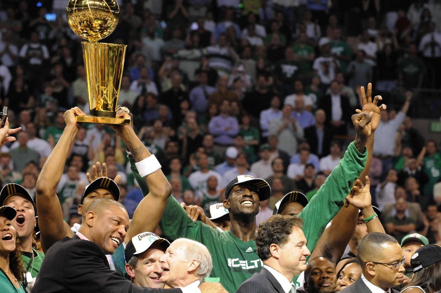 2008 feierten die Boston Celtics ihre letzte Meisterschaft mit u.a. Kevin Garnett (m. mit Kappe). Garnett wurde gemeinsam mit Paul Pierce 2013 nach Brooklyn getradet.