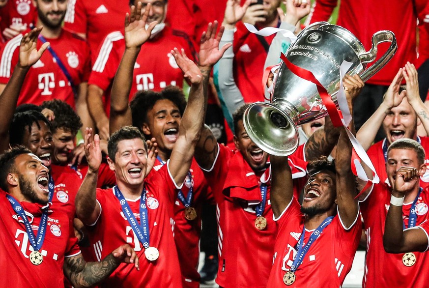 epaselect epa08621022 Bayern Munich&#039;s Kingsley Coman holds the trophy after winning the UEFA Champions League final match between Paris Saint-Germain and Bayern Munich, held at Luz Stadium in Lis ...