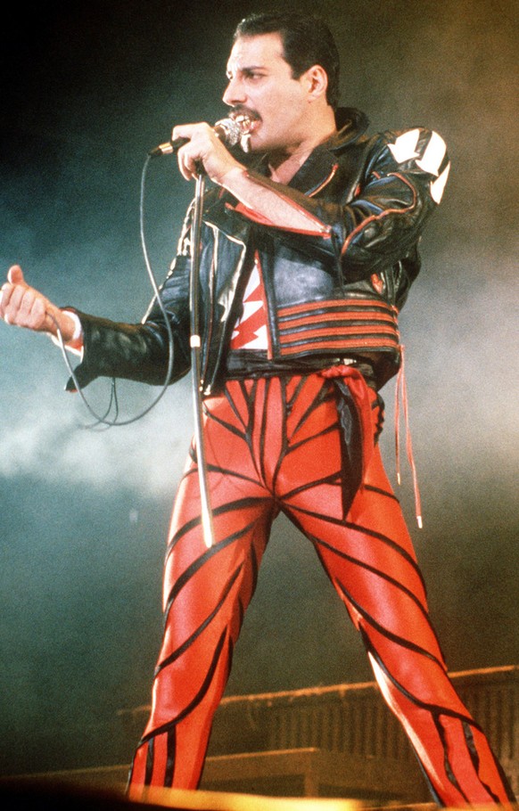 Freddie Mercury singt bei einem Auftritt der Rock-Gruppe Queen in Sydney, Australien, im Jahr 1985. Der im Jahr 1991 gestorbene Musiker waere am Dienstag, 5. Sept. 2006, 60 Jahre alt geworden. (KEYSTO ...