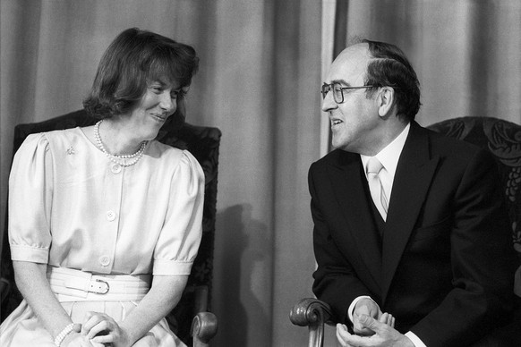 Die US-Botschafterin in Bern, Faith Whittlesey, links, im Gespraech mit Bundesrat Kurt Furgler, rechts, aufgenommen im Jahre 1985 in Bern. Faith Whittlesey war von 1981 bis 1983 und von 1985 bis 1988  ...