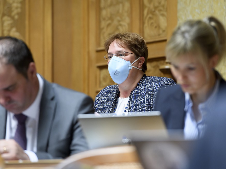 SVP-Nationalrätin Magdalena Martullo-Blocher - im Bild mit Schutzmaske im Parlament - hat Masken organisiert, damit Coiffeurgeschäfte möglichst bald wieder öffnen können. (Archivbild)