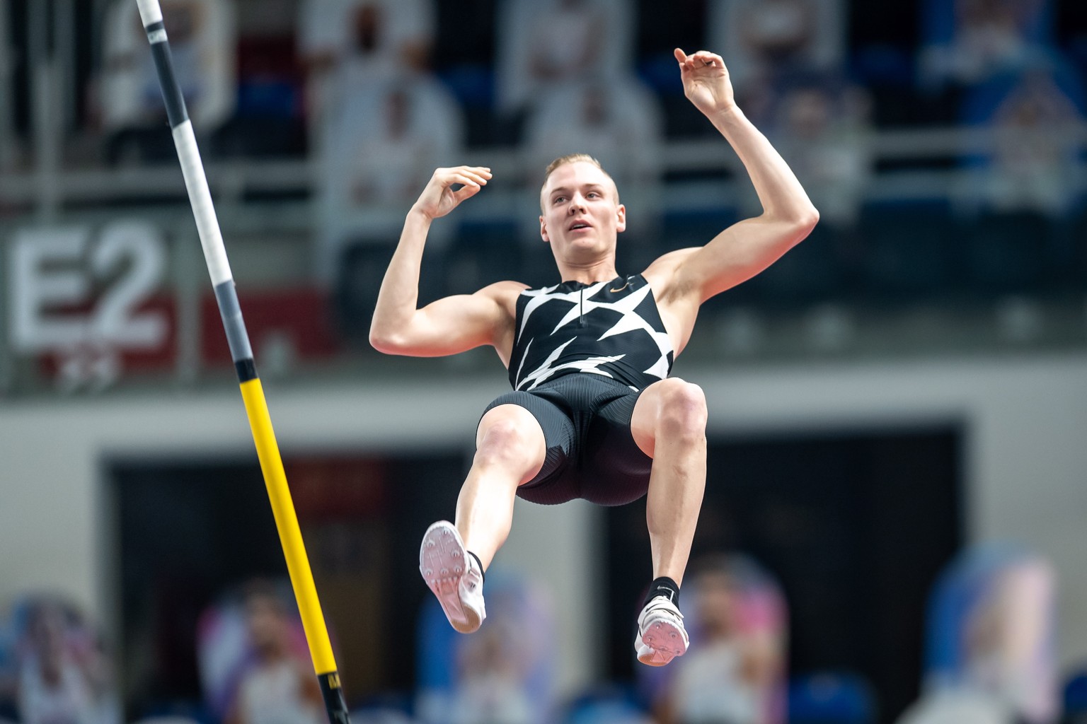 epa09019910 Sam Kendricks of the USA competes in the men&#039;s Pole Vault during the Copernicus Cup 2021 indoor athletics meeting in Torun, Poland, 17 February 2021. EPA/Tytus Zmijewski POLAND OUT