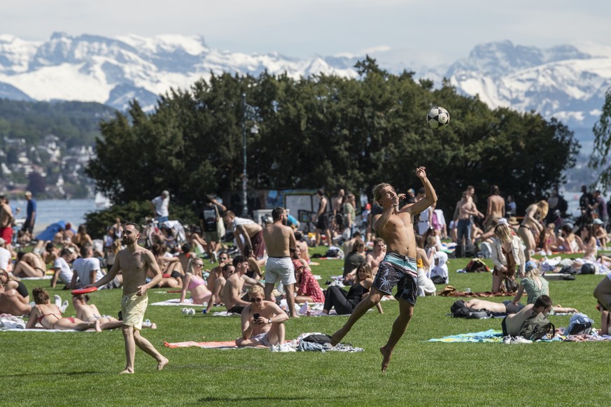 Menschen geniessen das sommerliche Wetter am See in Zuerich, aufgenommen am Sonntag, 9. Mai 2021. (KEYSTONE/Ennio Leanza)