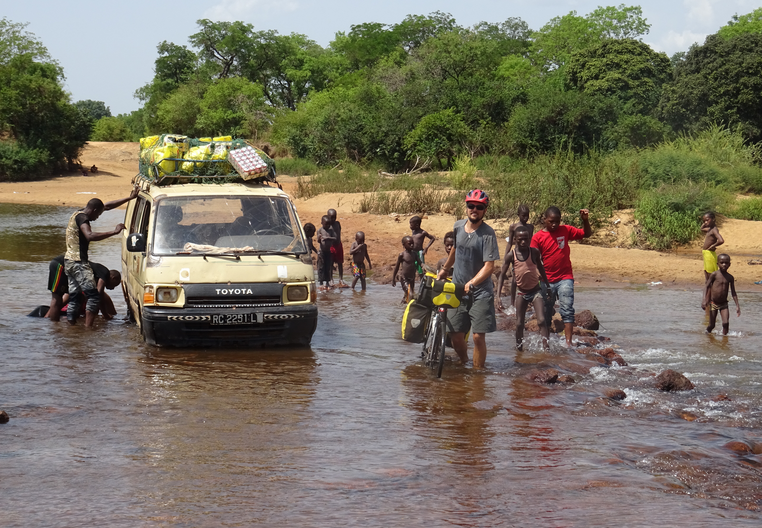 Bild 25
Guinea (13.05.2019):
In Guinea überquerten wir den Niger nahe bei seinem Ursprung gerade nach der Ortschaft
Kouroussa. Hier war es uns noch möglich das Velo durch das Wasser zu stossen. Als wi ...