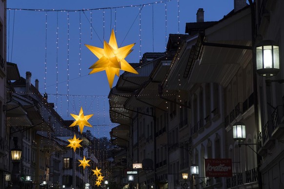 Die Weihnachtsbeleuchtung erstrahlt in der Oberen Hauptgasse, am Donnerstag, 1. Dezember 2016, in der Altstadt von Thun. (KEYSTONE/Peter Schneider)