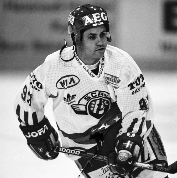 Es war ein Transfercoup. Mit Doug Gilmour wechselte im November 1994 waehrend des Lockouts der statistisch zweitbeste NHL-Spieler nach Rapperswil-Jona. Der kanadische Eishockey-Star im Dress der des S ...
