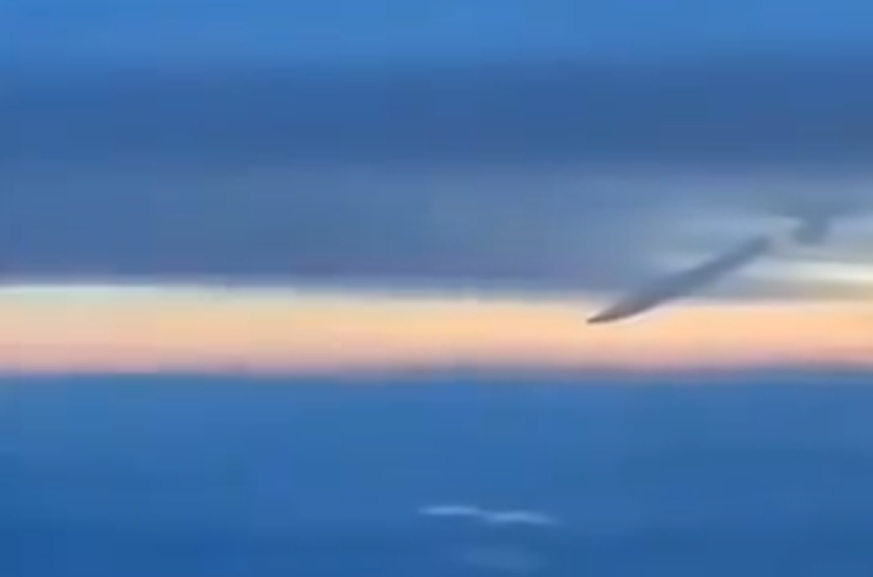 Die Rakete schlägt bei den Malediven ins Meer ein.
