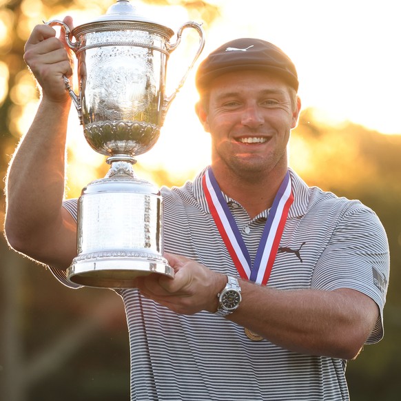 epa08685347 Bryson DeChambeau of the US celebrates with the championship trophy after winning the 2020 US Open at Winged Foot Golf Club in Mamaroneck, New York, USA, 20 September 2020. The 2020 US Ope ...