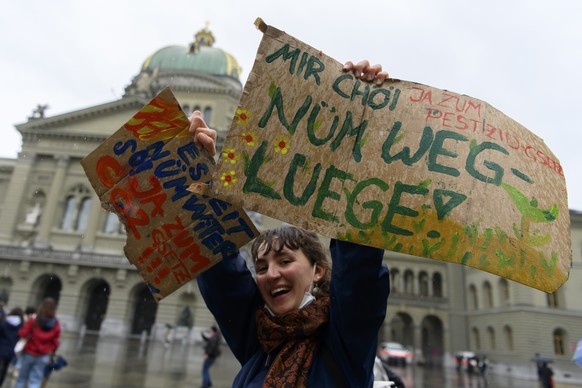 Eine Aktivistin mit Plakaten protestiert vor dem Bundeshaus, waehrend der Aktion &#039;&#039;Strike for Future&#039;&#039;, am Freitag 21. Mai 2021, in Bern. Zum &#039;&#039;Strike for Future&#039;&#0 ...
