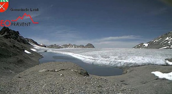 Spektakel auf Plaine-Morte-Gletscher: Das Schmelzwasser des Favergessee auf dem Plaine Morte-Gletscher 
im Berner Oberland ist letzte Woche ausgelaufen. Der Auslauf des Sees im Zeitraffer.&amp;lt;br&a ...