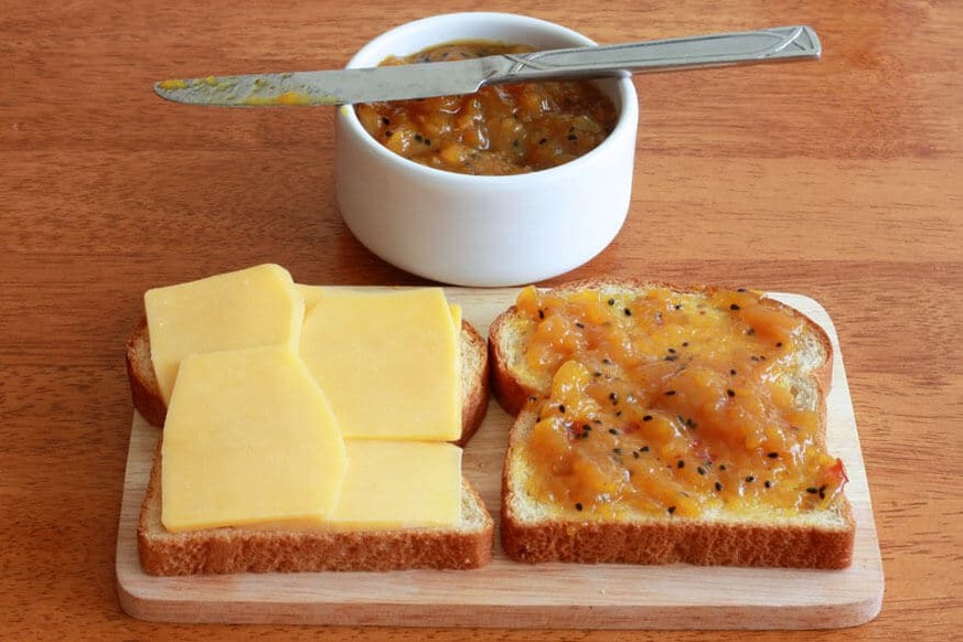 cheddar and chutney sandwich essen food kochen käse mango bengal chutney https://www.daringgourmet.com/grilled-cheese-and-chutney-sandwich/
