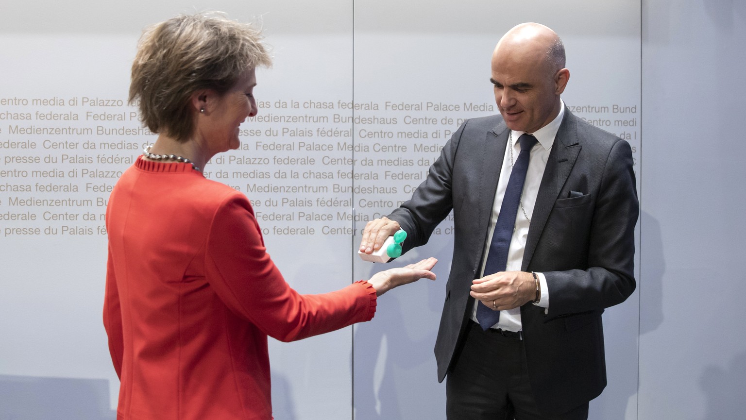 Federal Councillor Alain Berset and President Simonetta Sommaruga use disinfectant, at the end of a media conference of the Federal Council on the situation of the coronavirus, on Thursday 16 April 20 ...