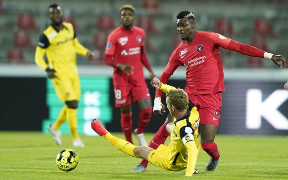 epa08674120 FC Midtjylland&#039;s Sory Kaba (R) and BSC Young Boys&#039; Fabian Lustenberger (bottom) in action during the UEFA Champions League qualifying match between FC Midtjylland and BSC Young B ...