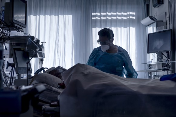 epaselect epa08803907 A medical worker treats a COVID-19 patient in the intensive care unit at the University Hospital (CHUV) in Lausanne, Switzerland, 06 November 2020 (issued 07 November 2020). The  ...
