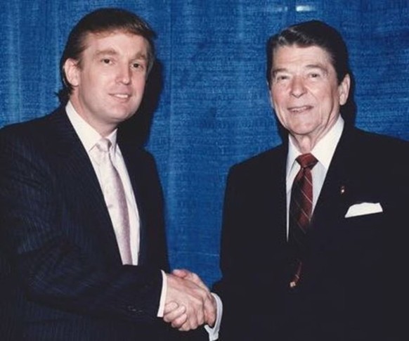 Undatiertes Bild von Donald Trump (links) mit Ronald Reagan. Beide waren zuerst Demokraten, bevor sie Republikaner wurden.
