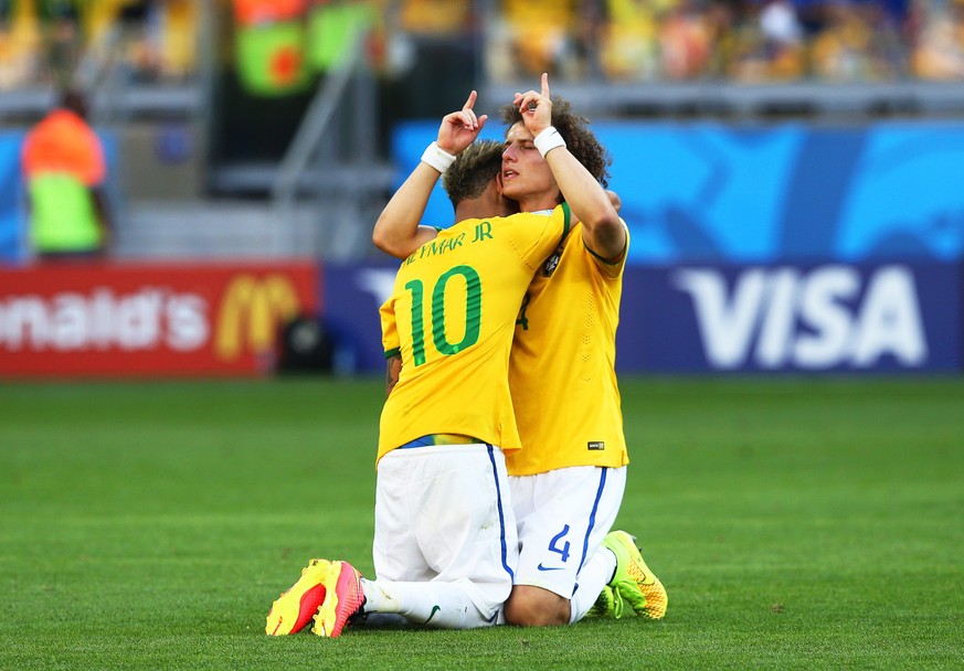 DAS Bild des Tages: Neymar und David Luiz knien betend minutenlang auf dem Rasen und umarmen sich dabei innig.