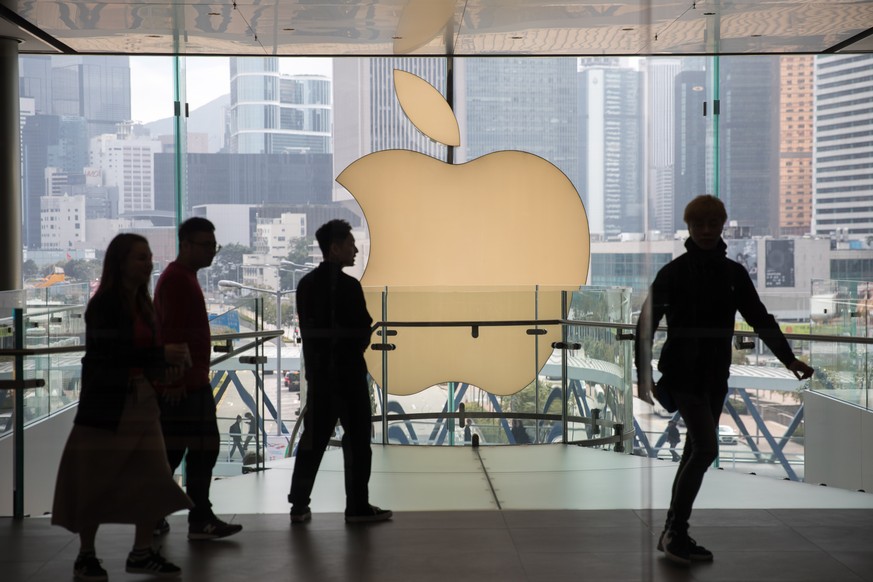 epa08612925 (FILE) - Shoppers walk past the Apple Inc. logo at an Apple Store in Hong Kong, China, 04 January 2019 (reissued 19 August 2020). US technology company Apple on 19 August 2020 surpassed a  ...