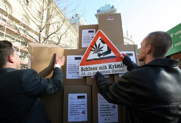 AktivistInnen des &quot;Aktionskomitees Pro Jugendschutz gegen Drogenkriminalitaet&quot; reichen am Freitag, 13. Januar 2006, in Bern rund 105 000 Unterschriften der Volksintiative fuer eine vernuenft ...