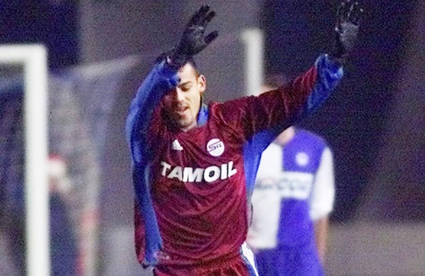 Soccer player Hilton from Servette Geneva, Switzerland, cheers after he scored the first goal during the third round second leg Uefa Cup match Hertha BSC Berlin vs Servette Geneva at the Olympic stadi ...