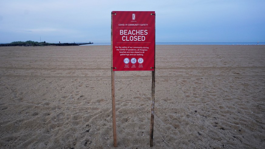 epa08339829 A closure sign on Mordialloc beach at sunrise in Melbourne, Australia, 03 April 2020. Victoria&#039;s first weekend since harsher social distancing laws were implemented will start with a  ...